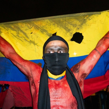 Menschen demonstrieren am 26. Juli 2019 in Bogota / Kolumbien mit kolumbianischen Nationalflaggen während des &#034;Großen Marsches für das Leben&#034; gegen die Ermordung von Hunderten von Menschenrechtsaktivisten