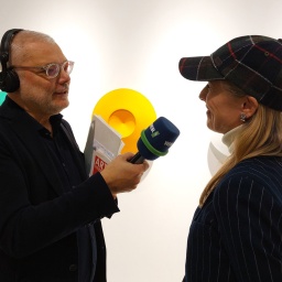 WDR-Journalist Jörg Biesler (l) und Silke Hohmann, Redakteurin beim Kunstmagazin "Monopol" im Interview.