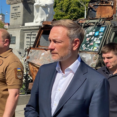 Christian Lindner (FDP, M), Bundesfinanzminister, steht neben Andrij Schewtschenko (l), stellvertretender Verteidigungsminister der Ukraine, auf dem Michaelsplatz in Kiew.