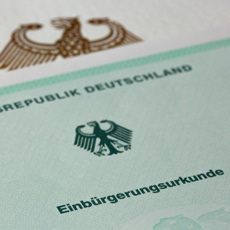 Eine Einbürgerungsurkunde der Bundesrepublik Deutschland liegt auf einem Tisch