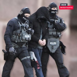Ein Mann wird von 2 Polizisten abgeführt