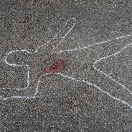 Auf dem Boden ist der Umriss eines Mordopfers mit weißer Kreide (Bild: picture alliance / Shotshop | Bernd Jürgens)aufgemalt