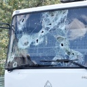 Eine Windschutzscheibe mit Einschusslöchern von einem demolierten Bus nach Protesten in Karakalpakstan's Hauptstadt Nukus, Usbekistan im Juli 2022.