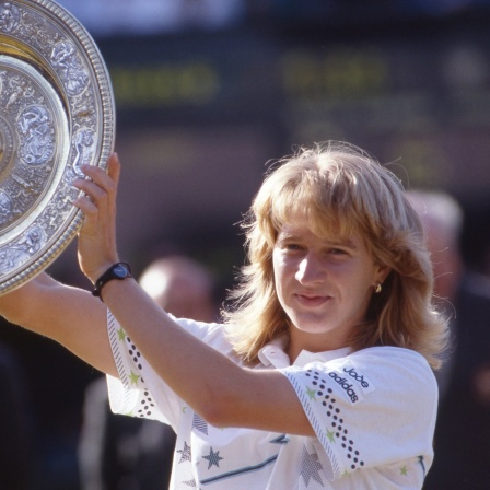 Steffi GRAf hält die Siegerschale nach ihrem ersten Wimbledonsieg hoch