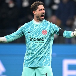 Frankfurts Kevin Trapp feiert das 2:0 gegen Dortmund