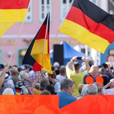 Zuschauer schwenken Deutschlandfahnen beim Wahlkampf der AfD Thüringen auf einem Marktplatz. | Bild: picture alliance/dpa | Michael Reichel - BR/HR