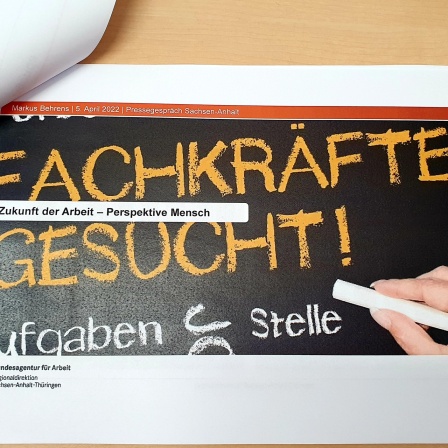 Hefter mit der Aufschrift "Fachkräftemangel"