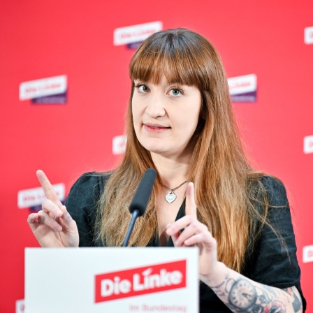 Heidi Reichinnek (Die Linke), Co-Vorsitzende der Bundestagsgruppe, gestikuliert vor einer Sitzung der Gruppe Die Linke bei einem Statement. 