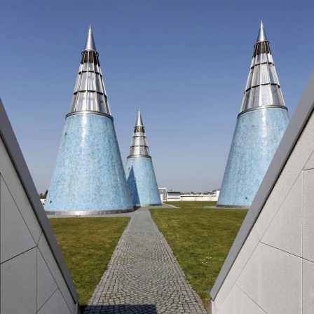 Die Kunst- und Ausstellungshalle der Bundesrepublik Deutschland in Bonn mit spitzen Türmen, durch die das Sonnenlicht einfallen kann.