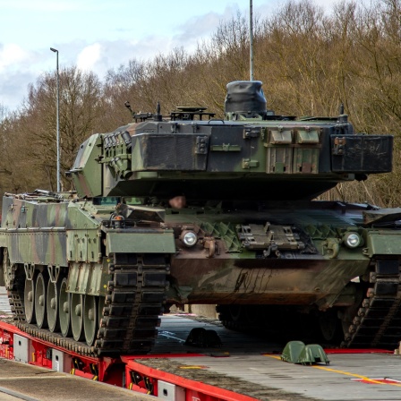 24. März 2023: Bahnverladung von Panzern des Typs &quot;Leopard 2 A6&quot; für die Ukraine in Bergen-Belsen