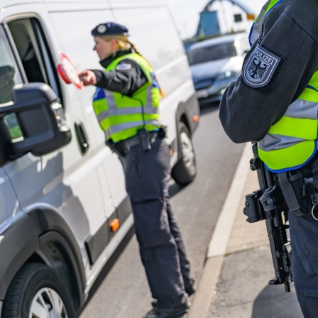 Beamte der Bundespolizei stehen bei der Einreisekontrolle am deutsch-polnischen Grenzübergang Stadtbrücke.