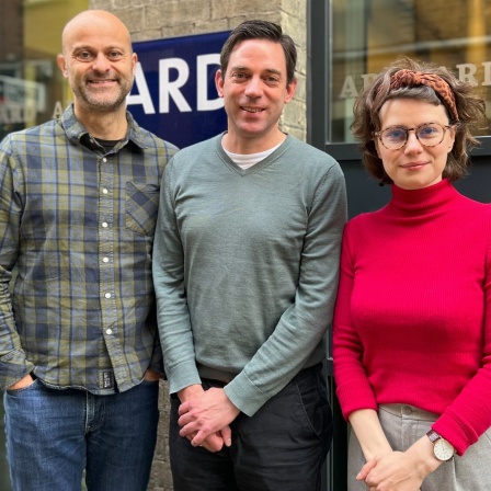 London Korrespondenten Christoph Prössl (l.) Sven Lohmann und Franziska Hoppen stehen vor der Tür des ARD-Studios London 