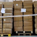 Verpackte Schutzausrüstung ist im Pandemielager in einer Lagerhalle des Deutschen Roten Kreuz (DRK) gestapelt. 
