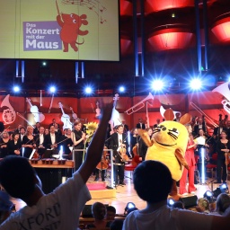 Die Maus mit dem WDR Sinfonieorchester auf der Bühne Kölner Philharmonie