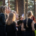 Hier singt im Juni 2020 ein Kreis von Frauen unterschiedlichen Alters in einem Wald nahe einer Gedenkstätte für Musikerinnen und Musiker, die sich um die Chorszene Estlands verdient gemacht haben. 