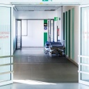 Krankenbetten stehen in einem Gang im Klinikum Großhadern in München. (Bild: picture alliance/ dpa)