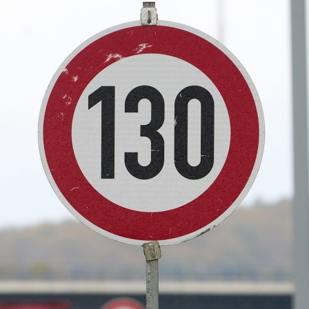 Ein Schild begrenzt das Tempo auf der Autobahn A61 bei Waldesch auf 130. 