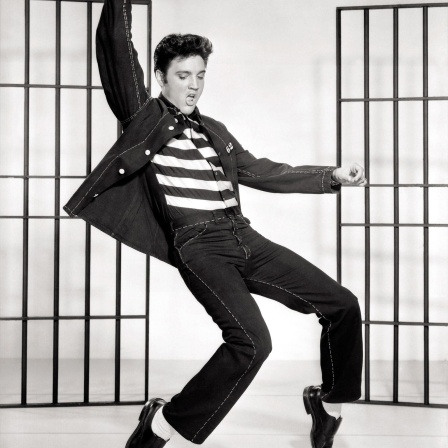Elvis macht einen bei "Jailhouse Rock" 1956 einen Hüftschwung (Archivbild)