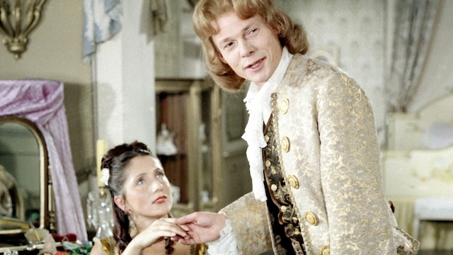 Der Meisterdieb (Klaus Piontek) soll das Bettlaken der Gräfin (Margit Bendokat) stehlen.