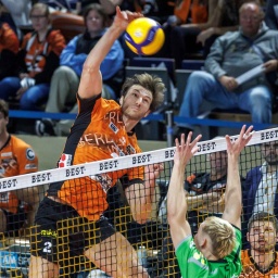 30.10.24, Berlin, BR Volleys - VC Bitterfeld-Wolfen: Matthew Knigge spielt den Ball über das Netz (Bild: IMAGO/Andreas Gora)