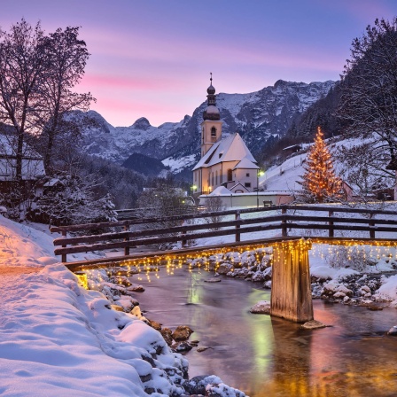 Weihnachtliche Pfarrkirche St. Sebastian bei Sonnenuntergang, Ramsau, Ramsau bei Berchtesgaden, Bayern