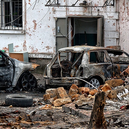 Zerbombte, ausgebrannte Autos in der Ukraine nach einem russischen Drohnenangriff