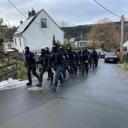 Polizisten vor der Durchsuchung des Jagdschlosses von Heinrich XIII. in Bad Lobenstein.
