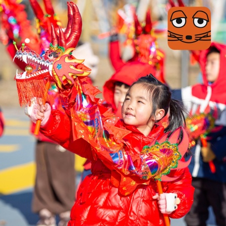Kinder machen einen Drachentanz in China