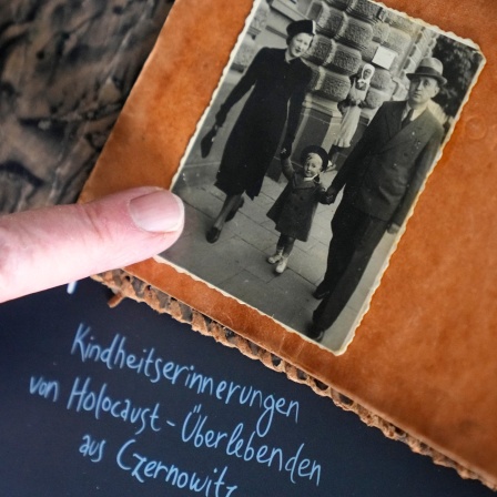 Der Holocaust-Überlebende Herbert Rubinstein zeigt Fotos mit Kindheitserinnerungen aus Czernowitz