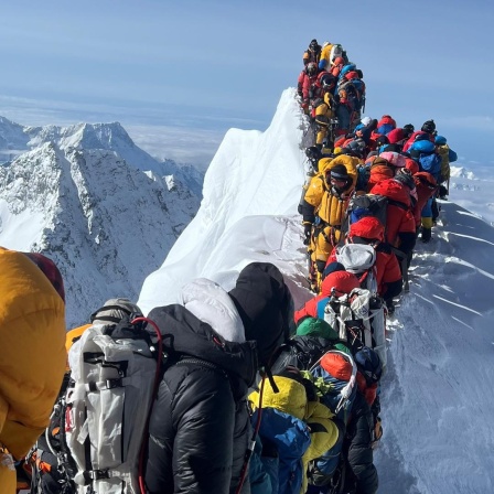 Bergsteiger und Bergführer sind zwischen dem Südgipfel und der Hillary-Stufe des Mount Everest nach einem Eiseinbruch gestrandet.