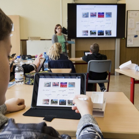 Schüler sitzt im Unterricht vor einem iPad