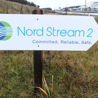 Ein Schild mit der Aufschrift «Nord Stream 2 Committed Reliable Safe» steht im Gewerbegebiet Lubmin vor der Gasempfangsstation.