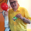 Maus-Reporter Joachim hält Zutaten für ein Hefepilz-Experiment in den Händen