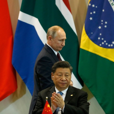 Xi Jingping (unten), Präsident von China, und Wladimir Putin, Präsident von Russland, nehmen an dem «Leaders Dialogue mit dem BRICS Business Council und der New Development Bank» teil.