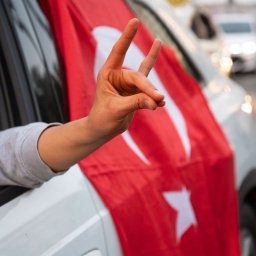Eine Frau in einem Auto zeigt auf dem Kurfürstendamm in Berlin den sogenannten "Wolfsgruß" türkischer Rechtsradikaler. (Archivbild)