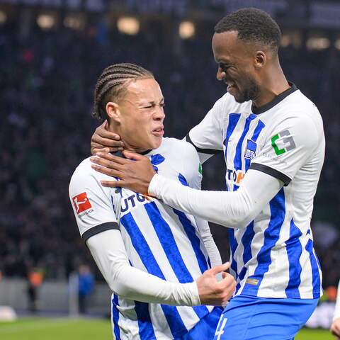 Derry Scherhant und Dodi Lukebakio von Hertha jubeln (Quelle: IMAGO/Eibner)