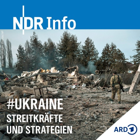 Ein Freiwilliger der ukrainischen Territorialen Verteidigungskräfte geht durch die Trümmer einer durch einen russischen Bombenangriff zerstörten Autowaschanlage.   