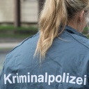 Der Schriftzug "Kriminalpolizei" steht auf der UNiformjacke einer Frau