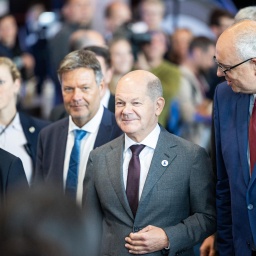 Bundeskanzler Olaf Scholz (SPD, 2.v.r) und Robert Habeck (Bündnis 90/Die Grünen, 3.v.l), bei der 13. Nationalen Maritimen Konferenz in Bremen