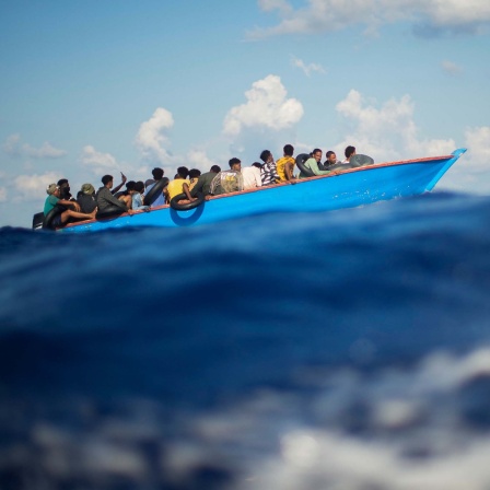 Symbolbild: Flüchtlinge in einem Boot auf See.
