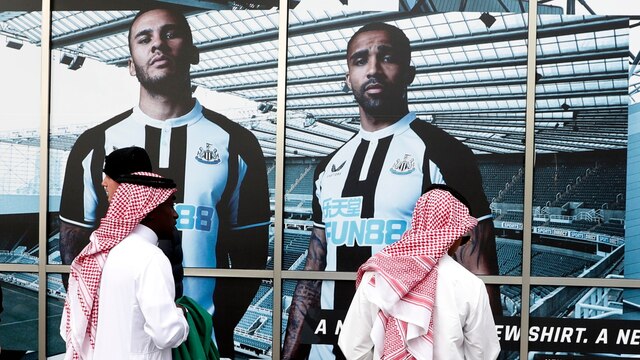 Newcastle United: Fans in arabischer Kleidung vor Spieler-Poster