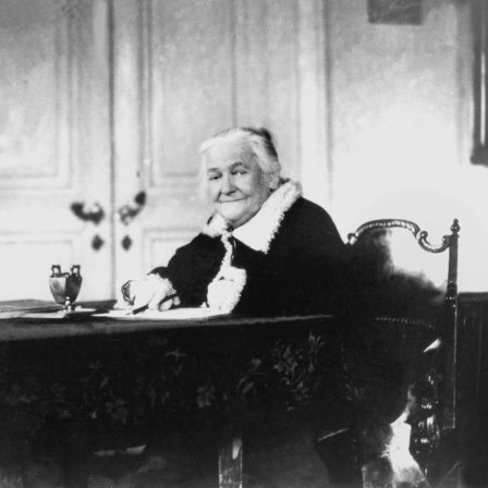 Clara Zetkin an ihrem Schreibtisch, aufgenommen um 1930