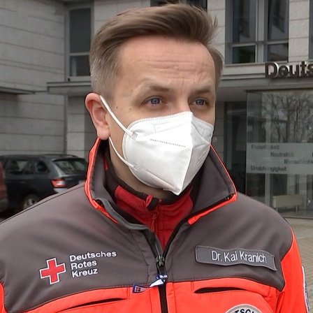 Laut DRK Sprecher Kai Kranich besteht für die DRK-Mitarbeiter nun die Herausforderung darin, neue Impfungen anzubieten, ohne bereits vereinbarte Termine mit anderen impfwilligen Personen zu gefährden. 