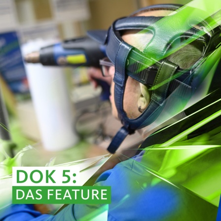 Das Beitragsbild des Dok5 "Förderbedarf – Arbeitsmöglichkeiten für Menschen mit Behinderung" zeigt einen Mann mit Bohrmaschine in einer Werkstatt für behinderte Menschen. 
