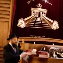 Gemeindemitglieder stehen zu Beginn des Pessach-Fests im Jüdischen Bildungszentrum Chabad Lubawitsch Berlin im Gebetsraum der Synagoge. 
