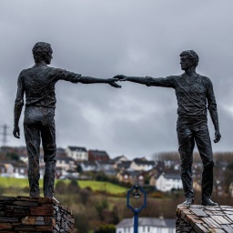 Statue "Hands Across the Divide" in der Grenzstadt Derry in Nordirland.