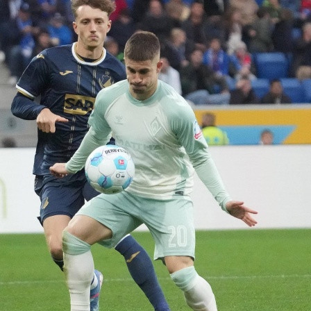 Romano Schmid vom SV Werder Bremen in Aktion