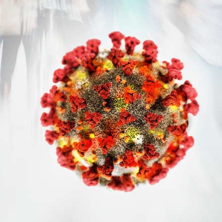 Ein Virus schwebt vor einer Menschenmenge (Fotomontage)