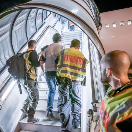 Polizisten führen im Jahr 2019 einen Afghanen in ein Flugzeug, um ihn in sein Herkunftsland abzuschieben.