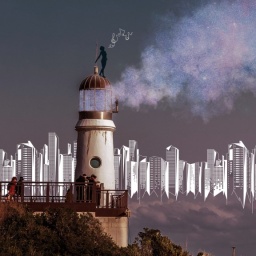 Ein Leuchtturm bei Nacht, dahinter ein Dunst aus Sternen. Auf dem Leuchtturm steht eine Frau und singt. Am Fuße des Leuchtturms stehen einige Menschen, darunter auch zwei Kinder.